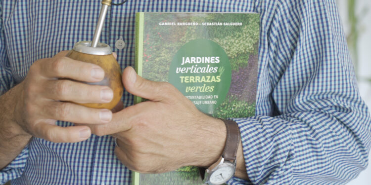 Muros verdes que aportan aromas, sabores y atracción para mariposas