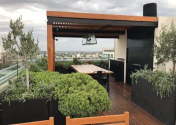 Antes y después: Inspirate con la transformación de una terraza en Vicente López que se fusiona con las vistas al Río de la Plata