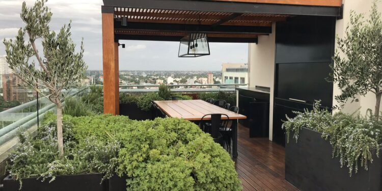 Antes y después: Inspirate con la transformación de una terraza en Vicente López que se fusiona con las vistas al Río de la Plata