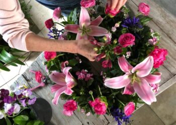 Ramos con flores de mercado: la magia de aprender con Tata Flower