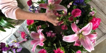 Ramos con flores de mercado: la magia de aprender con Tata Flower