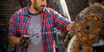 Historias que inspiran: a Julián Provenzano el arte y la naturaleza lo motivan a seguir creando a base del reciclaje