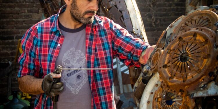 Historias que inspiran: a Julián Provenzano el arte y la naturaleza lo motivan a seguir creando a base del reciclaje