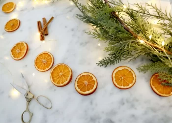 Paso a paso: cómo deshidratar naranjas para crear adornos de Navidad sustentables y naturales