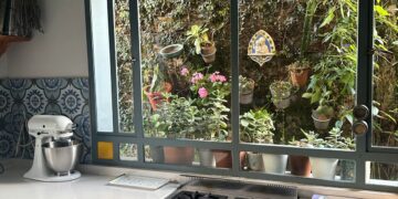 Deco jardinería: así integró la naturaleza en su cocina la paisajista Valeria Lennon