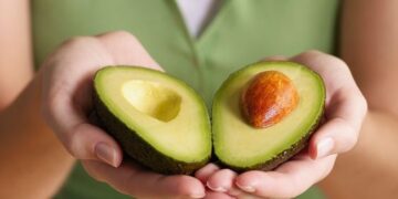 Trucos de jardinería: cómo aprovechar los beneficios del carozo de la palta para cuidar las plantas (video)