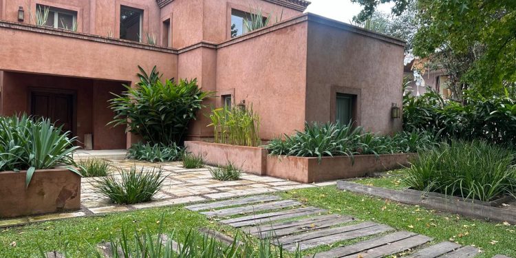 Antes & Despúes de un jardín que ganó muchos metros gracias al diseño