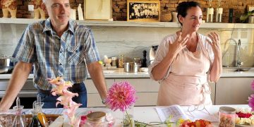 ¿Quién es el experto productor de flores, que está detrás de los platos que crea la chef Paula Méndez Carrera, en su restaurante Corazonada de Areco?