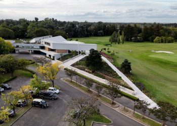 Paisajismo: Un diseño en dónde la pardera realza la belleza de la arquitectura por Clara Marré