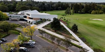 Paisajismo: Un diseño en dónde la pardera realza la belleza de la arquitectura por Clara Marré