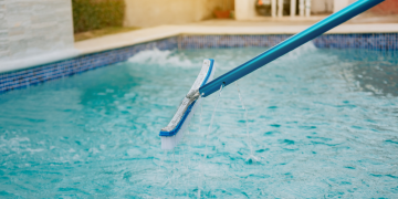 El truco viral para eliminar en segundos el pasto de la pileta