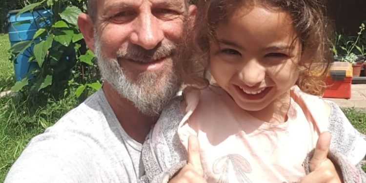 “No es solo llevar lechuga y tomate a casa sino despertar a la conciencia de que una familia puede autoabastecerse”, asegura Gastón Savino, que promueve las huertas en Escobar