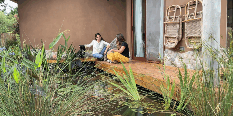 El jardín vivo de Virginia Escribano: naturaleza, comunidad y bioconstrucción