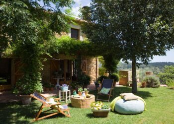 Tendencias deco para jardines 2026: de lo rústico natural a lo futurista minimalista