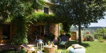 Tendencias deco para jardines 2026: de lo rústico natural a lo futurista minimalista