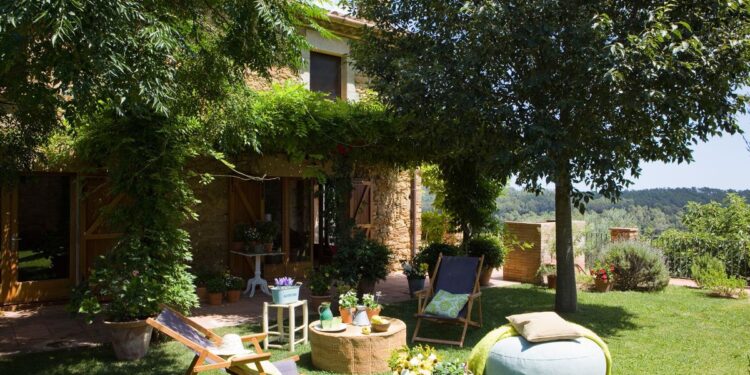 Tendencias deco para jardines 2026: de lo rústico natural a lo futurista minimalista