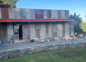 De Raíz en Tandil: El arte de escuchar a la piedra con Ariel Díaz, el picapedrero que mantiene vivo el oficio