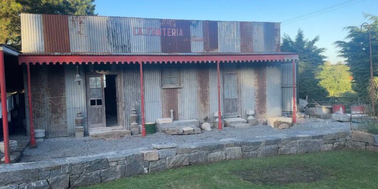 De Raíz en Tandil: El arte de escuchar a la piedra con Ariel Díaz, el picapedrero que mantiene vivo el oficio