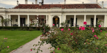 La historia viva de Estancia La Paz, entre los jardines de Thays y la mirada contemporánea de Ernestina Anchorena
