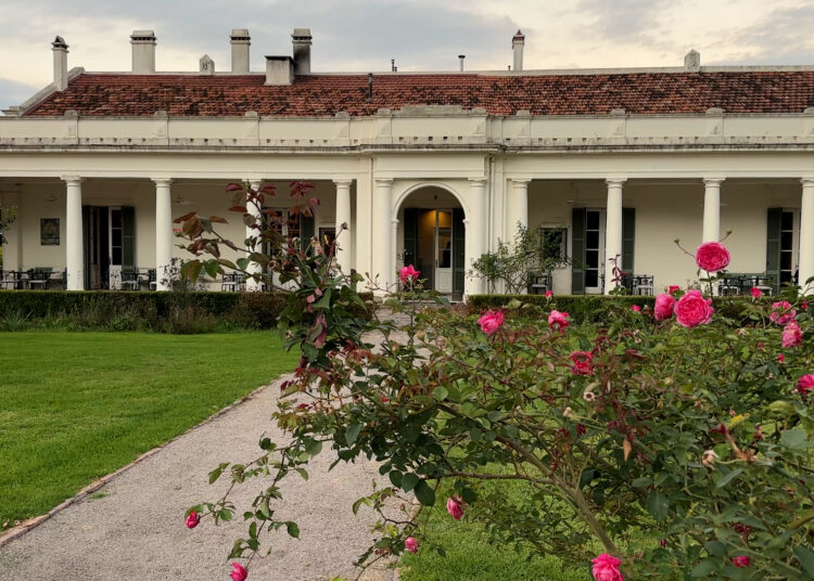 La historia viva de Estancia La Paz, entre los jardines de Thays y la mirada contemporánea de Ernestina Anchorena