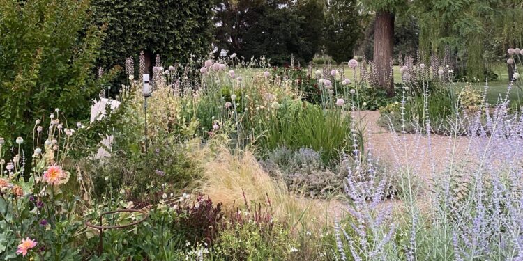 Recorriendo jardines: La evolución del paisaje, del verde monocromático al estallido de color de la mano de Rapa Paisajes
