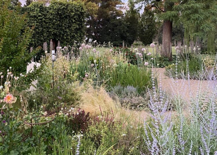 Recorriendo jardines: La evolución del paisaje, del verde monocromático al estallido de color de la mano de Rapa Paisaje