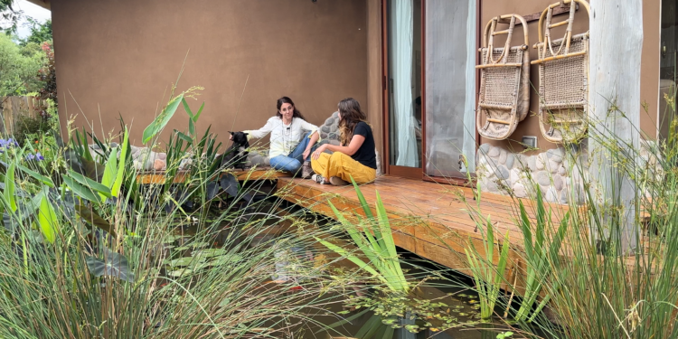 Rincones con alma en Casa Nido: un estanque de bienvenida y un jardín de cuento